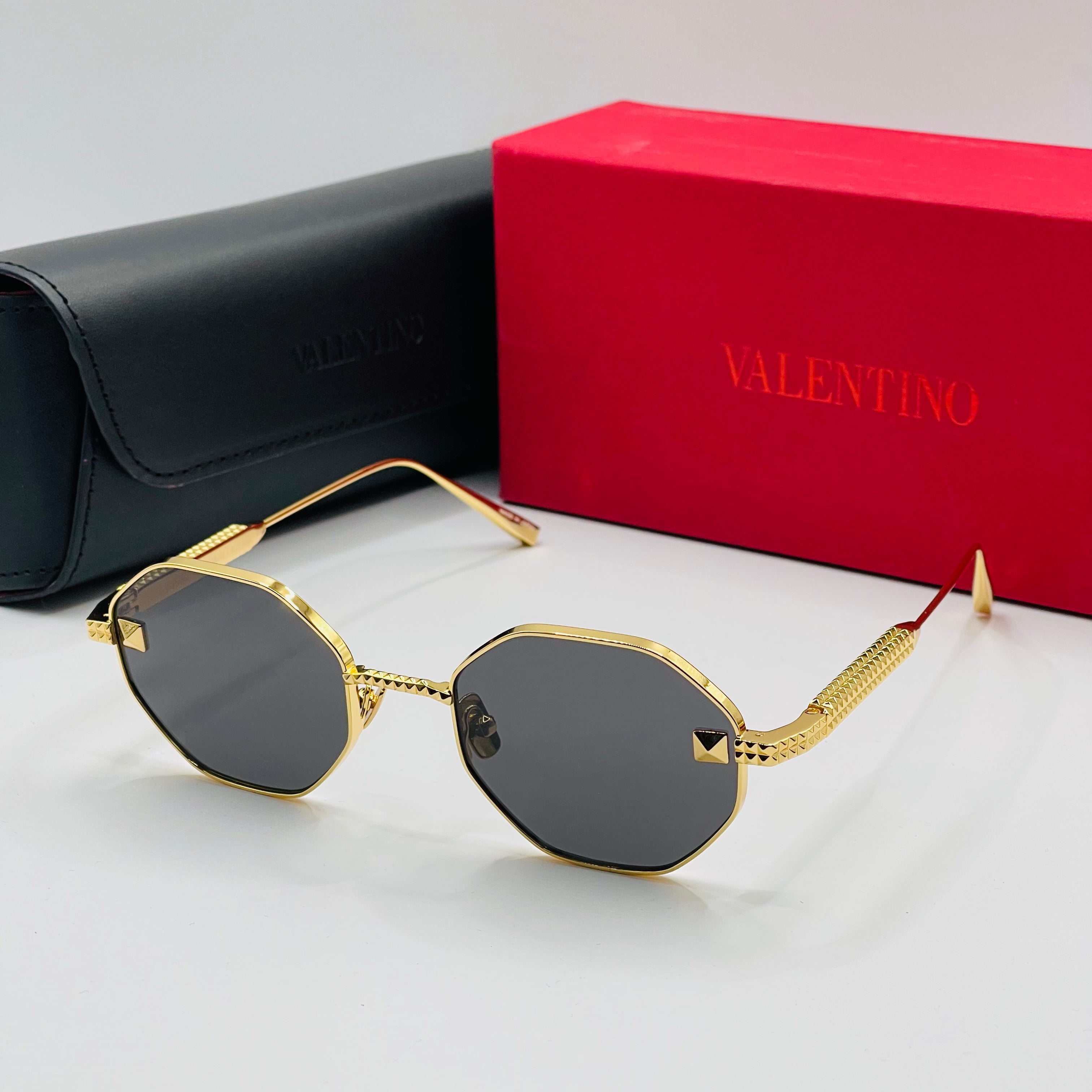 Valentino V-Stud VLX-122